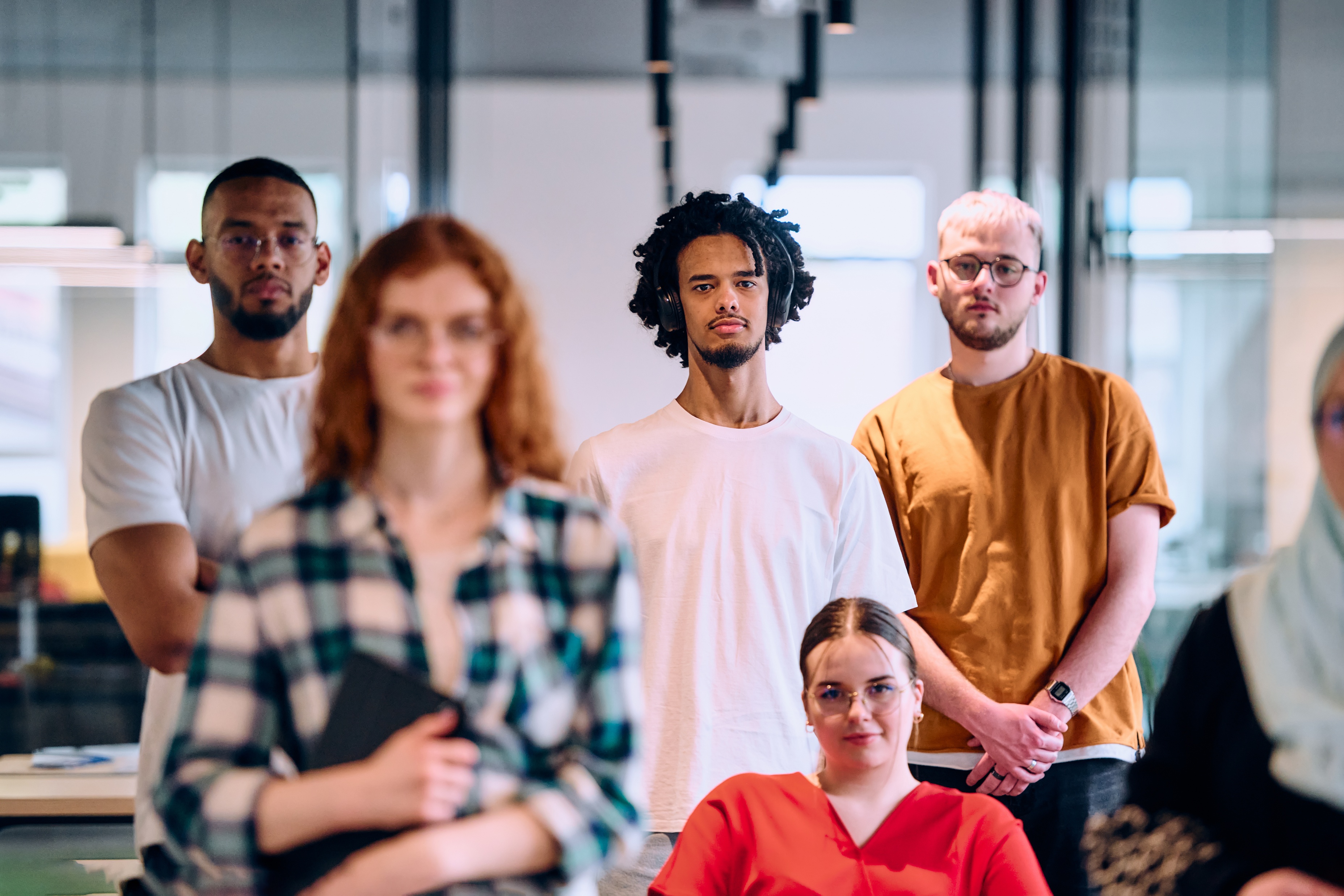 Equipe de colaboradores em um ambiente corporativo